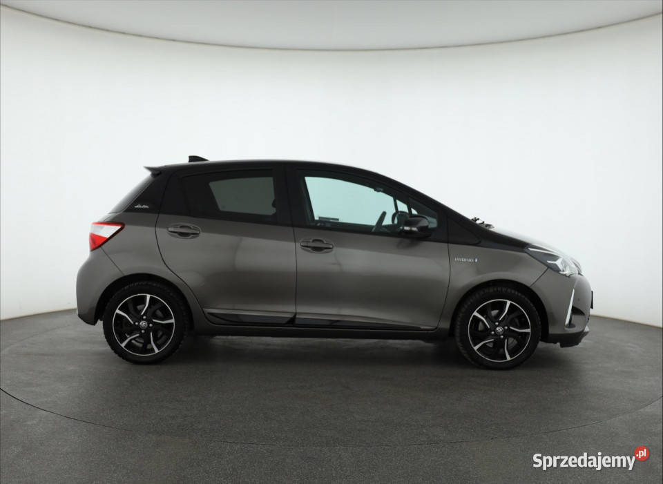 Toyota Yaris Hybrid asystent pasa ruchu