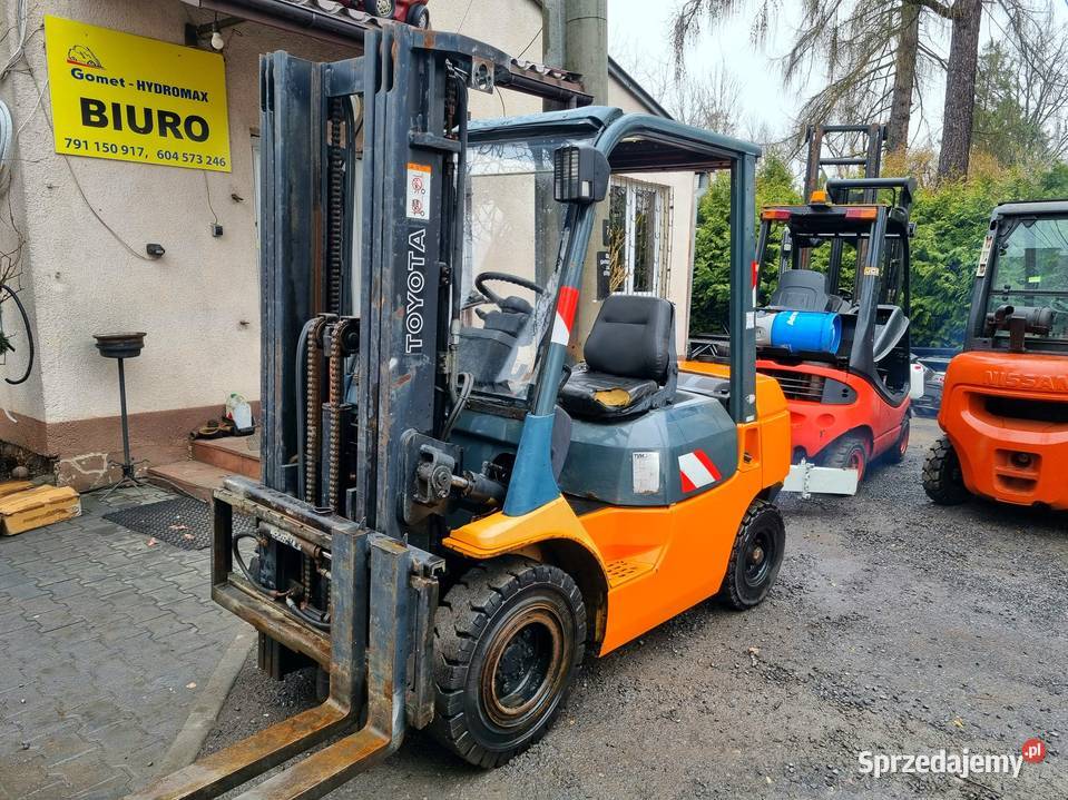 Wózek widowy Toyota 7FDF25 2500 Diesel Triplex Wózki widłowe Suchedniów sprzedam