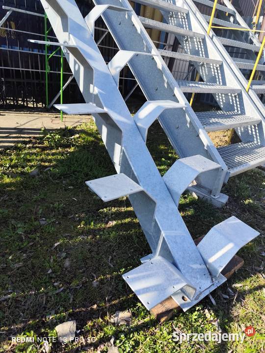 Schody drewniane konstrukcja metalowa schodów Elżbieta sprzedam