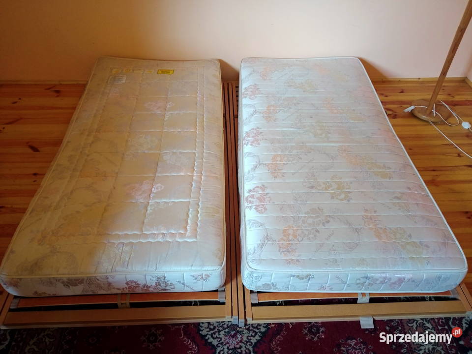 Łóżko na stelażu z materacem Okup Mały