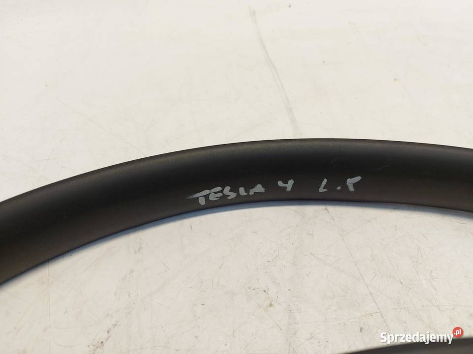 TESLA MODEL Y 2023r Uszczelka drzwi przód lewa Listwy i nakładki