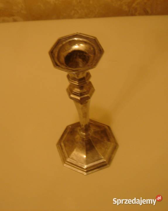 Stary świecznik metalowy o pięknej formie Świeczniki sprzedam