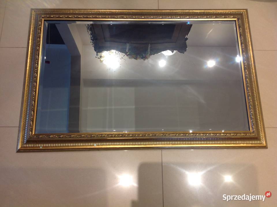 Lustro w złotej ramie
