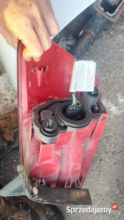 Lampa lewa prawa tył tylna w błotnik kompletna Lampy tylne Książ Wielkopolski