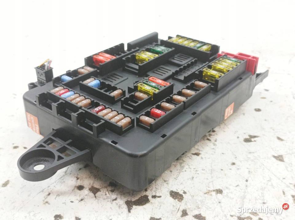 SKRZYNKA BEZPIECZNIKÓW 9337880 16 B Bmw Seria 1 Rok produkcji 2013