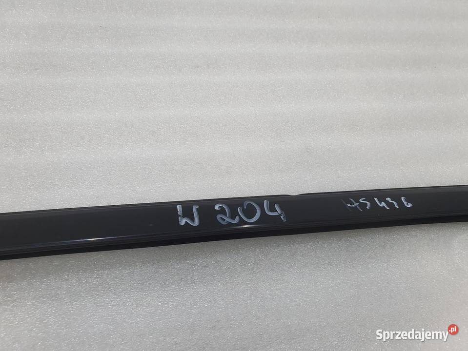 LISTWA SZYBY CZOŁOWEJ PRAWA MERCEDES W204 Listwy