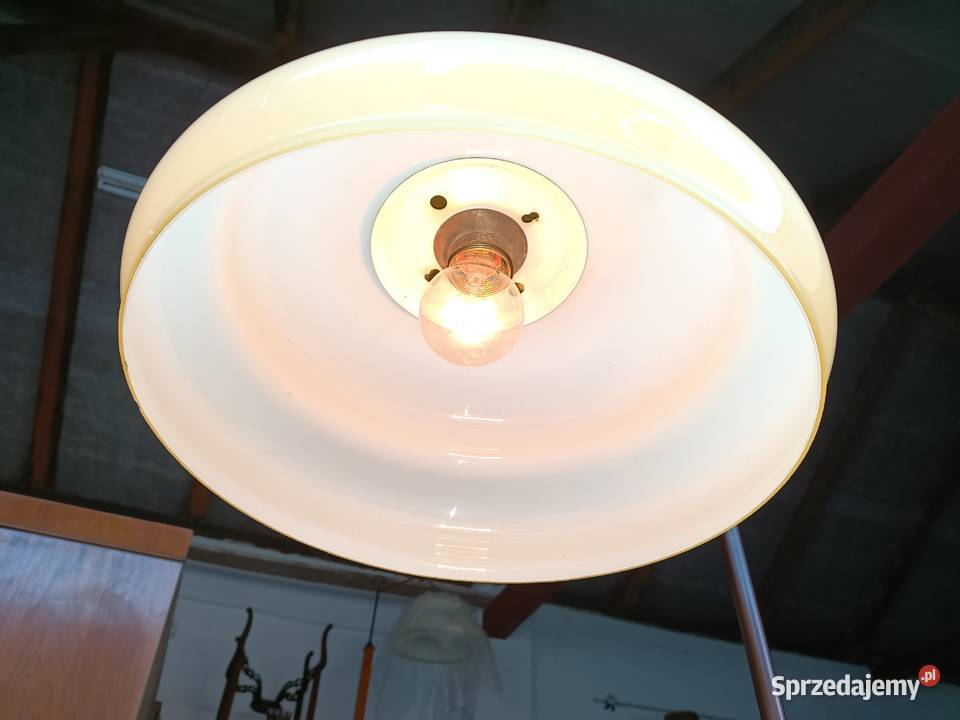 Lampa stojąca ze stolikiem bocznym w eleganckim