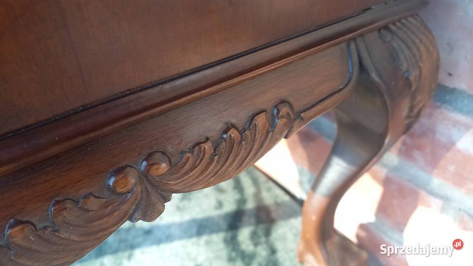 Drewniany stolik boczny w stylu Chippendale z sprzedam