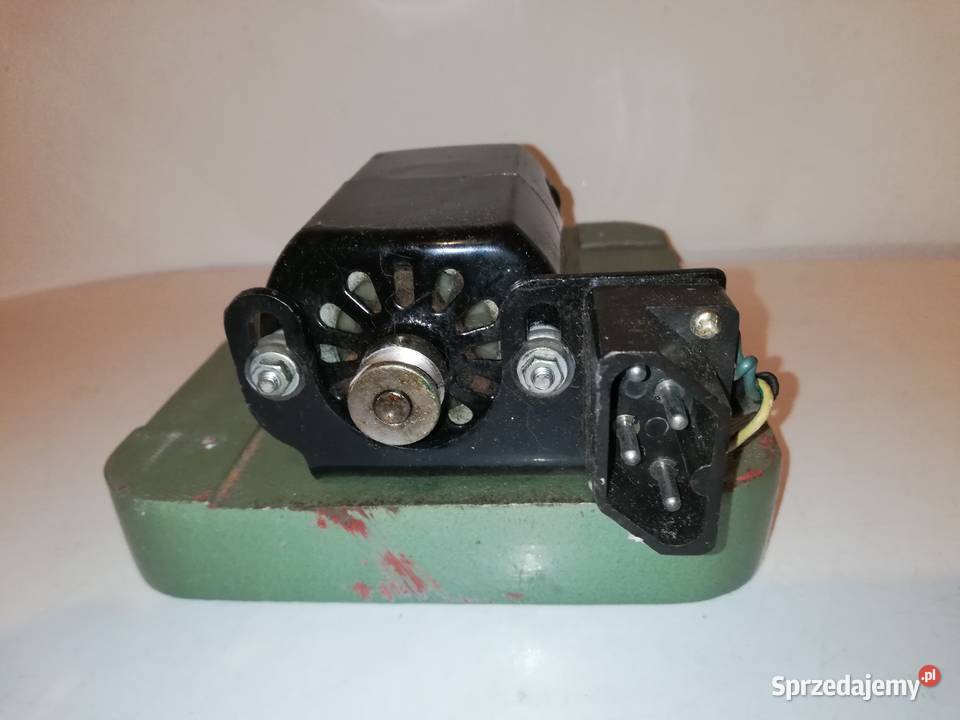 Stary silnik na żelaznej ciężkiej podstawie Silniki