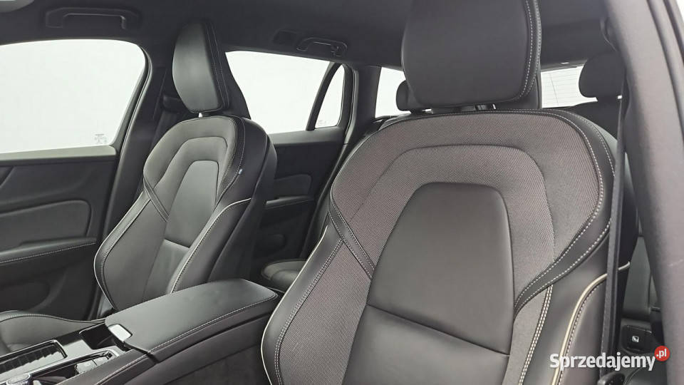 Volvo V60 T8 AWD PlugIn Hybrid RDesign Z Warszawa