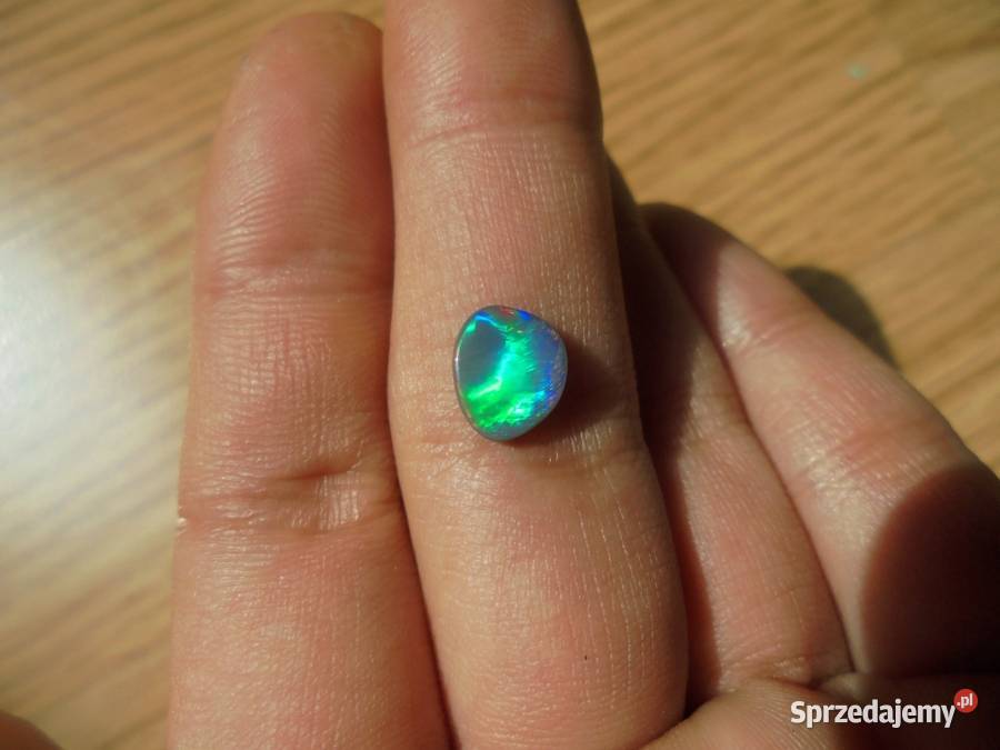 czarny opal australijski z rzadką czerwoną mazowieckie