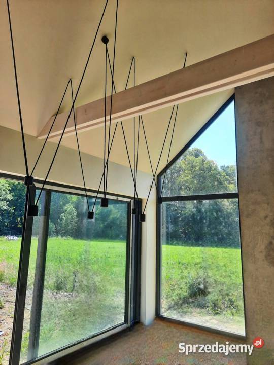 Długa lampa wisząca do wysokiego salonu na skosy Rzeszów