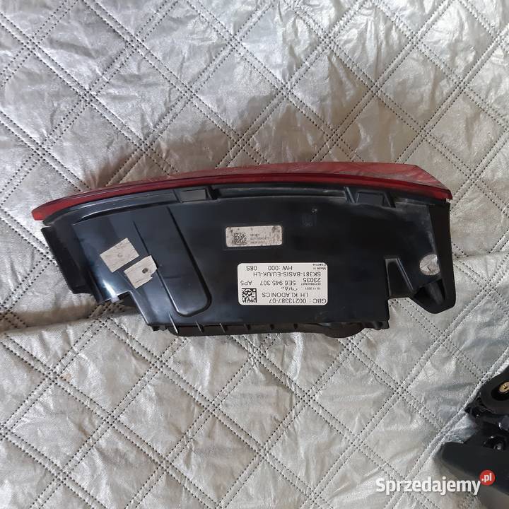 Skoda OCTAVIA 4 Sedan Tylna klapa 5E6945307 osobowe Lampki tablicy rejestracyjnej Dębno