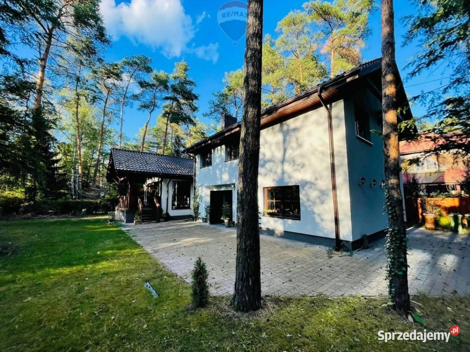 Podmiejska mała willa otoczona sosnami Zalesie Górne