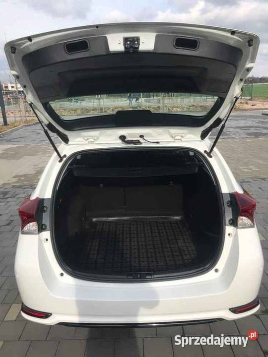 Toyotę Auris II Lift 2015 r Wrocław