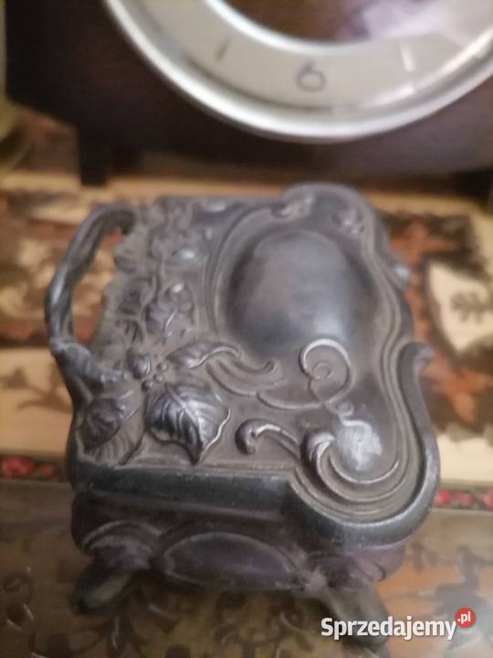 Stara szkatułka zdobiona ornamentami Kraków