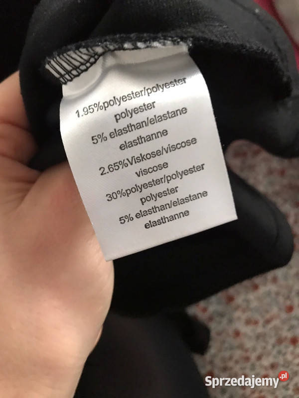 Czarna prosta sukienka ciekawa góra