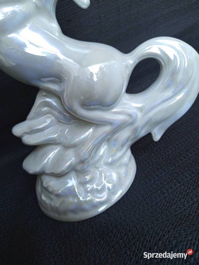 Pięnkną porcelanowa figurkę przedstawiającą mazowieckie Warszawa