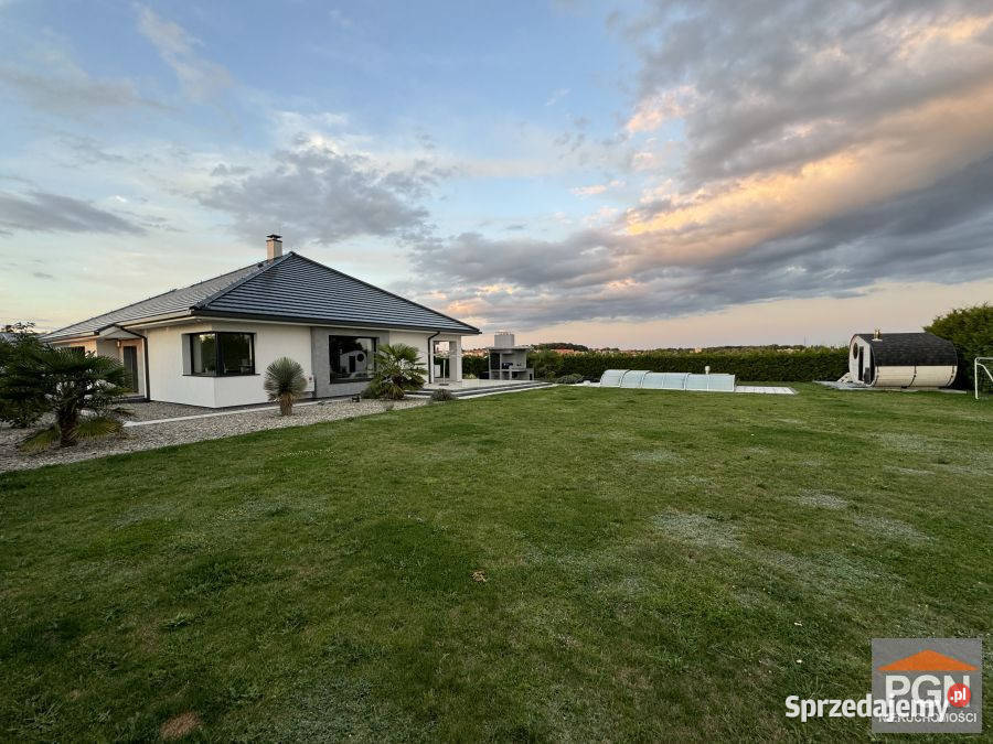sprzedaży domu wolnostojącego 250m2