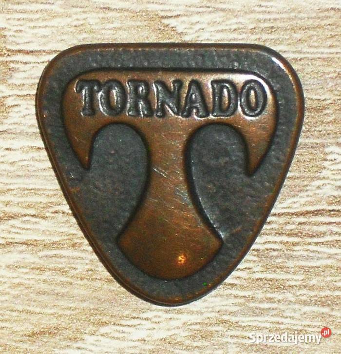 Przypinka, znaczek, miedziany emblemat "T" TORNADO.