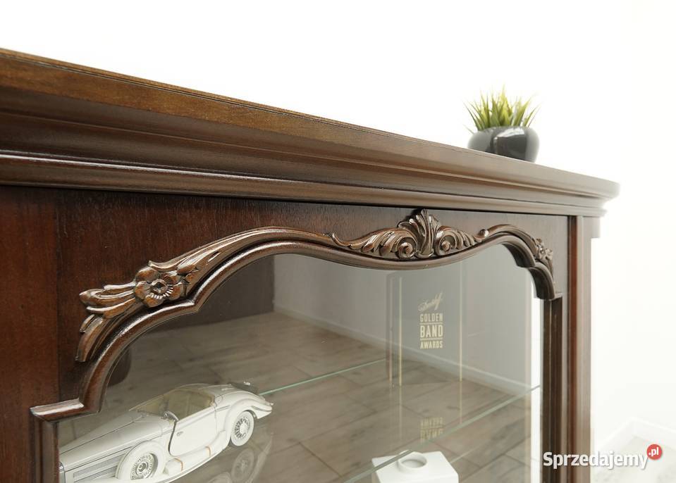 Zabytkowa witryna w stylu chippendale z lat wielkopolskie Jerka