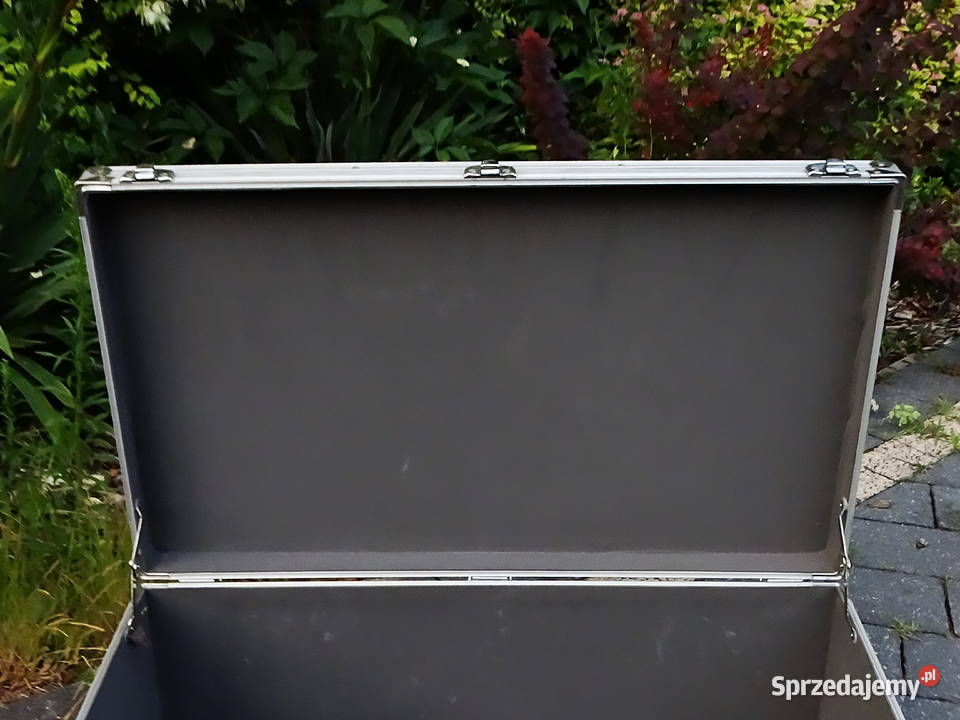 Walizka aluminiowa zamykana na kluczyk