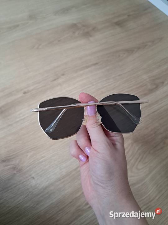 Złote okulary przeciwsłoneczne o geometrycznym pomorskie