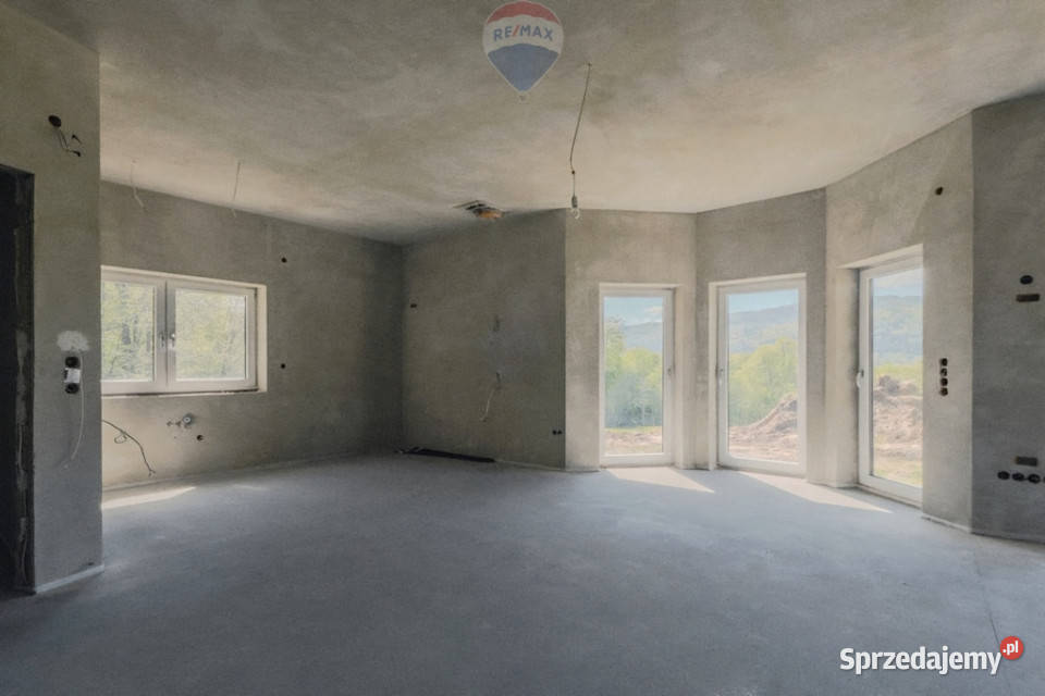 Na wzgórzu z prywatnym lasem i strumykiem
