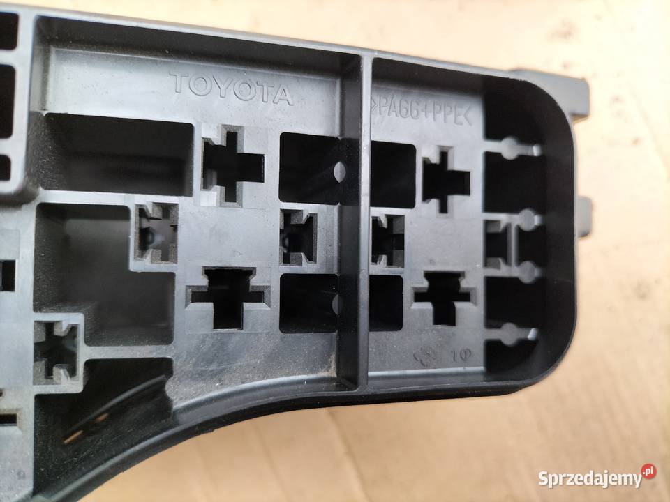 TOYOTA AVENSIS T25 20 D4D SKRZYNKA BEZPIECZNIKÓW
