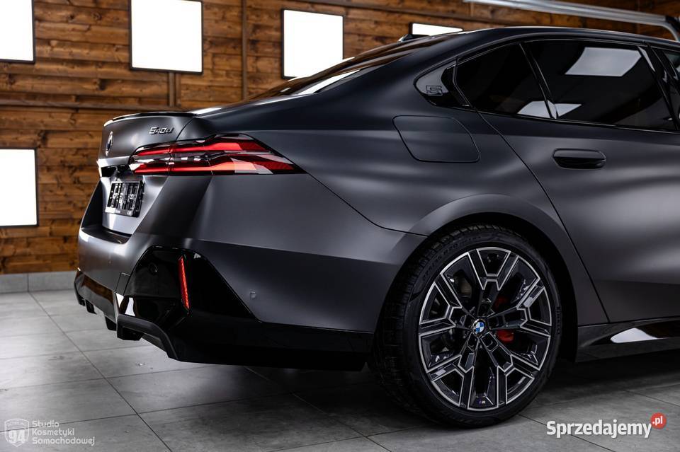 auto do ślubu BMW G60 2025 r matowy kolor