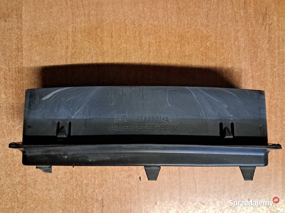 KRATKA WENTYLACYJNA TYLNA MERCEDES 107SL Rok produkcji 1984 Cieszyn