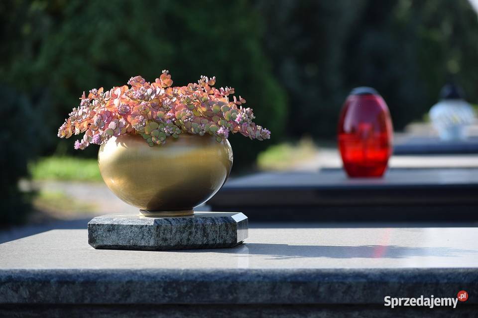 Podnosznie grobów podniesienie pomnika Cmentarz dolnośląskie