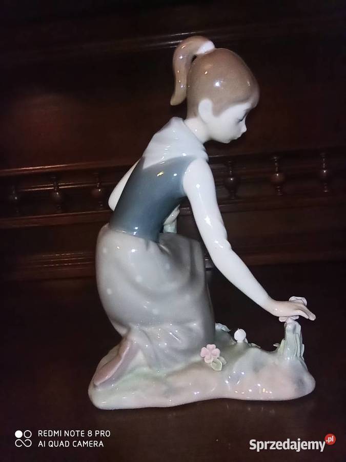 Figurka Dziewczyna zrywająca kwiaty Lladro Spain