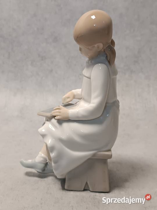 LLADRO seria NAO 117 Dziewczynka z tabliczką Porcelana i szkło pomorskie