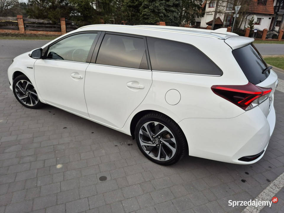 Toyota Auris 18 hybrid climatronic kamera grzane światła LED