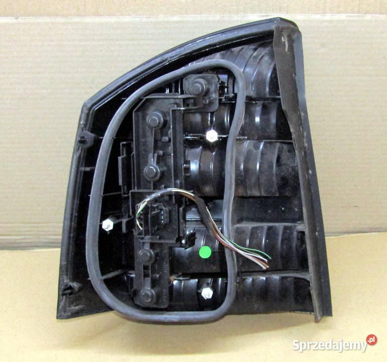 LAMPA TYLNA PRAWA OPEL VECTRA C HB 13130646 Rok produkcji 2003 Mysłaków