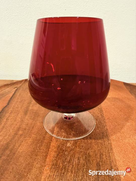 Ładny rubinowo czerwony kielich