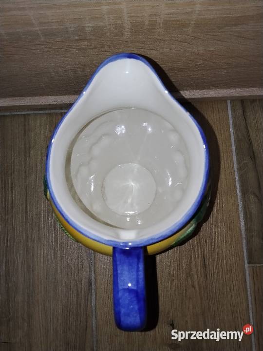 Ceramiczny dzbanek na kompot w wiśnie