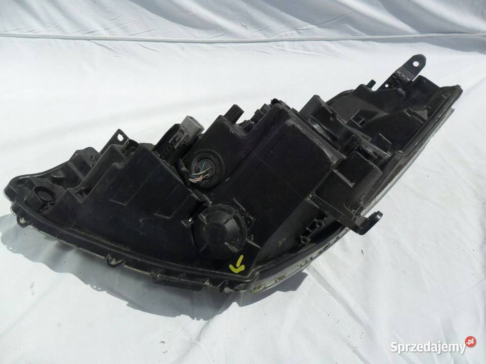 Toyota Yaris III 3 lift reflektor prawy przedni wielkopolskie