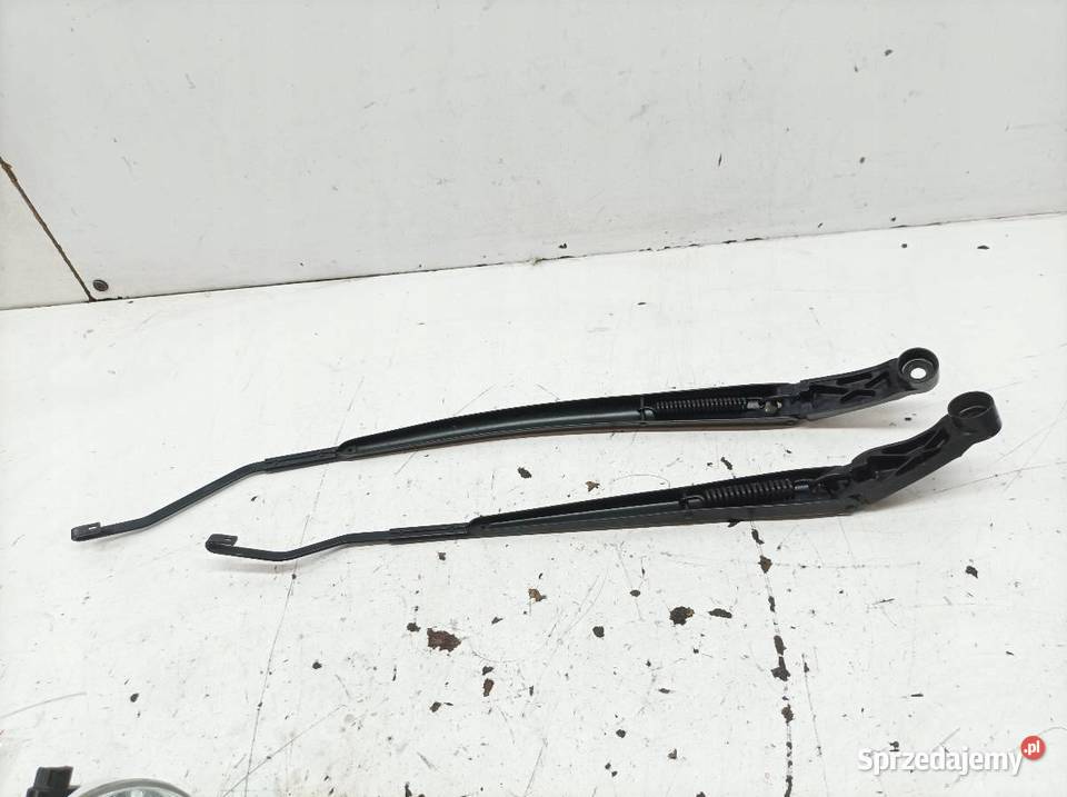 RAMIONA WYCIERACZEK PRZÓD EU Toyota Yaris IV