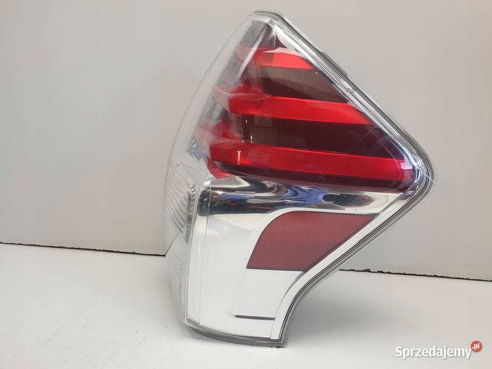 Toyota Prius V TYLNIA TYLNA LAMPA PRAWA prawy lubelskie