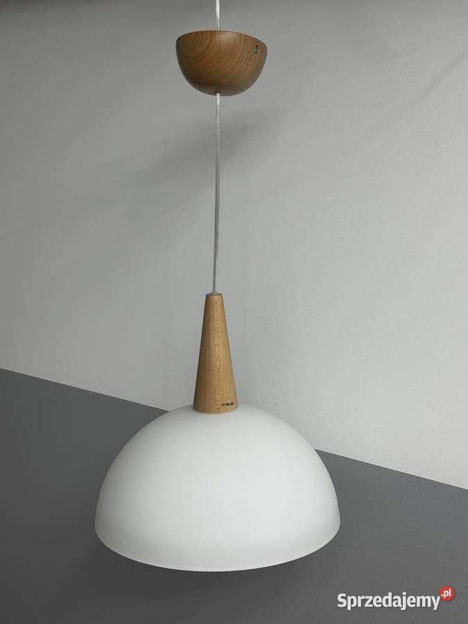 Lampa sufitowa z szklanym białym kloszem