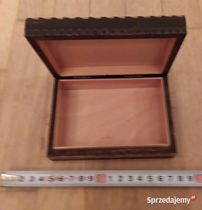 167 SZKATUŁKA DREWNIANA NA DROBIAZGI Z PRL Łódź