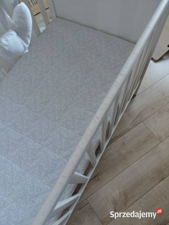 Łóżeczko z materacem i baldachimem