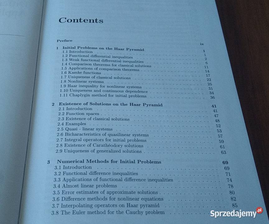 Hyperbolic functional differential inequalities