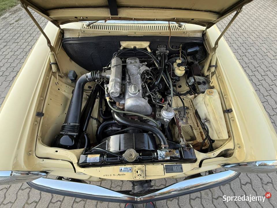 Mercedes W115 220D Ładna Sztuka Środek w manualna Zgierz