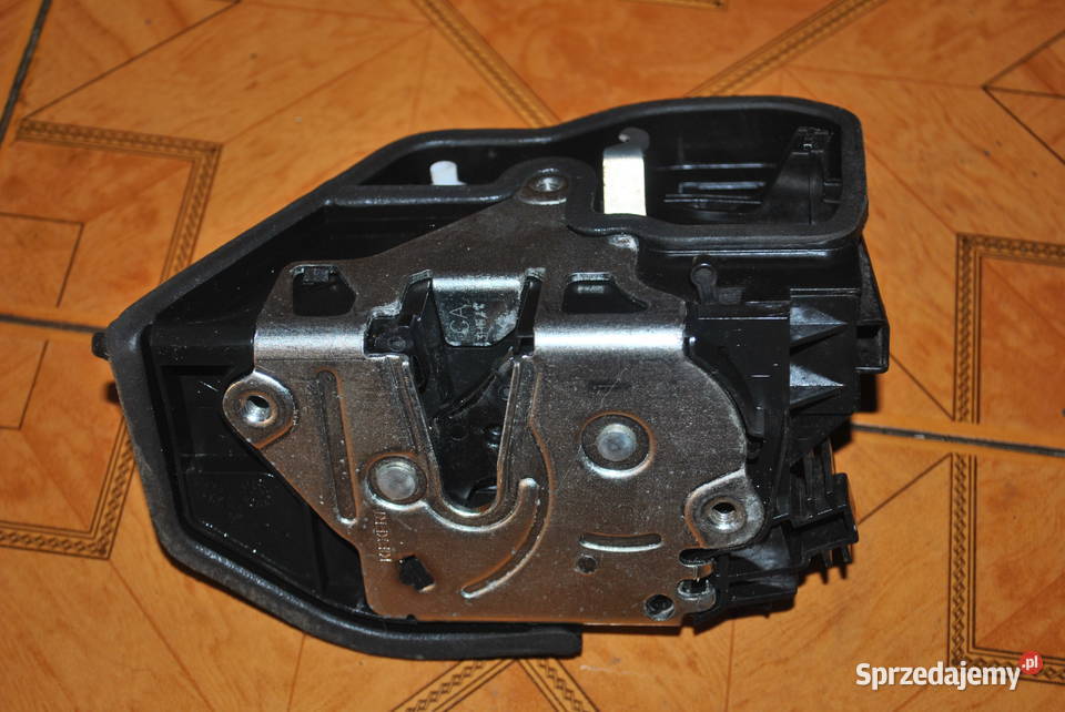 Zamek drzwi lewy tył BMW E60 E61 Poręba sprzedam