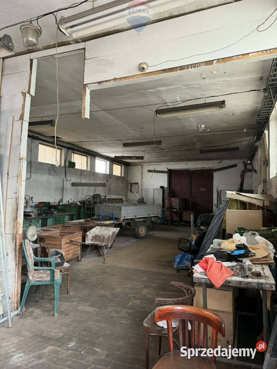 Nowoczesny budynek z magazynemduża działka 11 ha