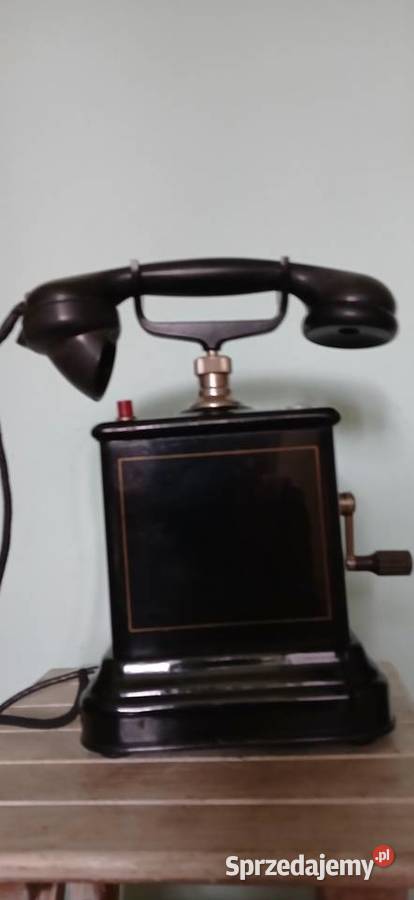 Stary telefon w stanie
