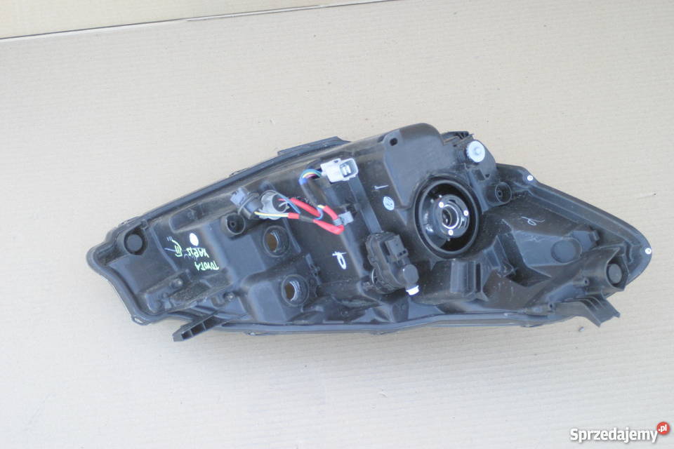 TOYOTA YARIS III LIFT LAMPA REFLEKTOR LEWY PRZÓD